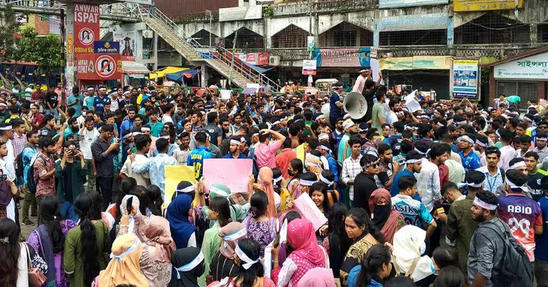 ৭ কলেজের শিক্ষার্থীদের সড়ক অবরোধ